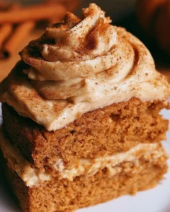 Gâteau au Pumpkin Spice Latte avec crème fouettée et décoration de cannelle